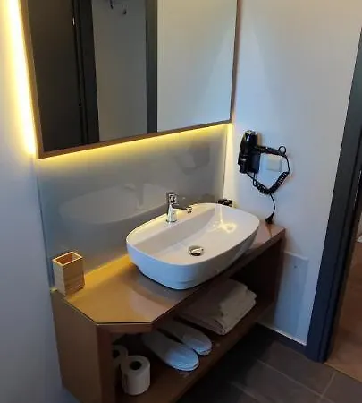 アパートホテル Rustemi Sarandë