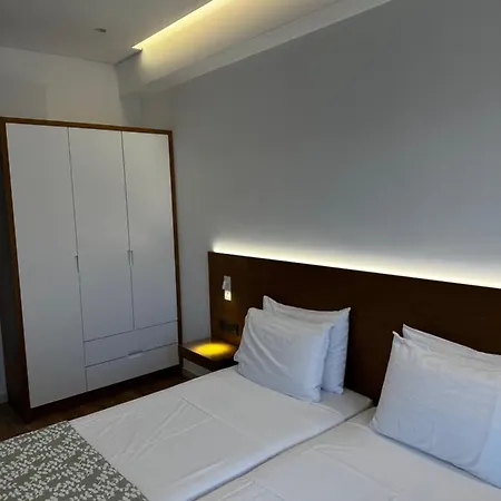 アパートホテル Rustemi Sarandë